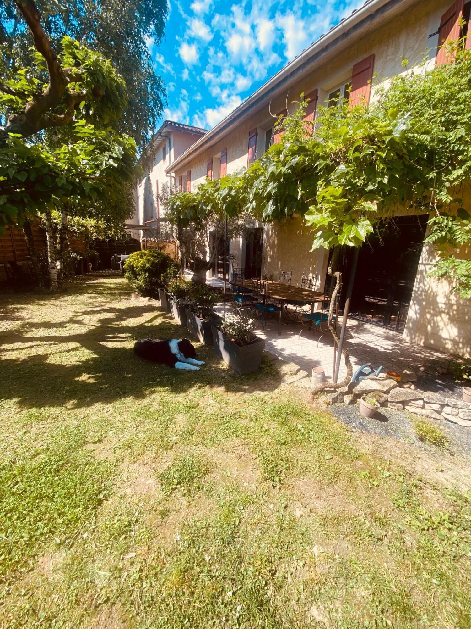 Une Ferme En Ville Bron Kültér fotó
